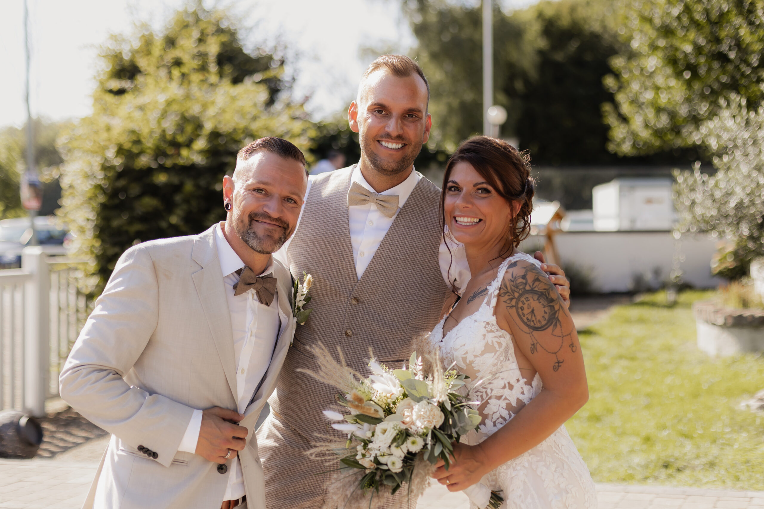 Trauredner Daniel Peulen mit einem glücklichen Brautpaar nach der freien Trauung
