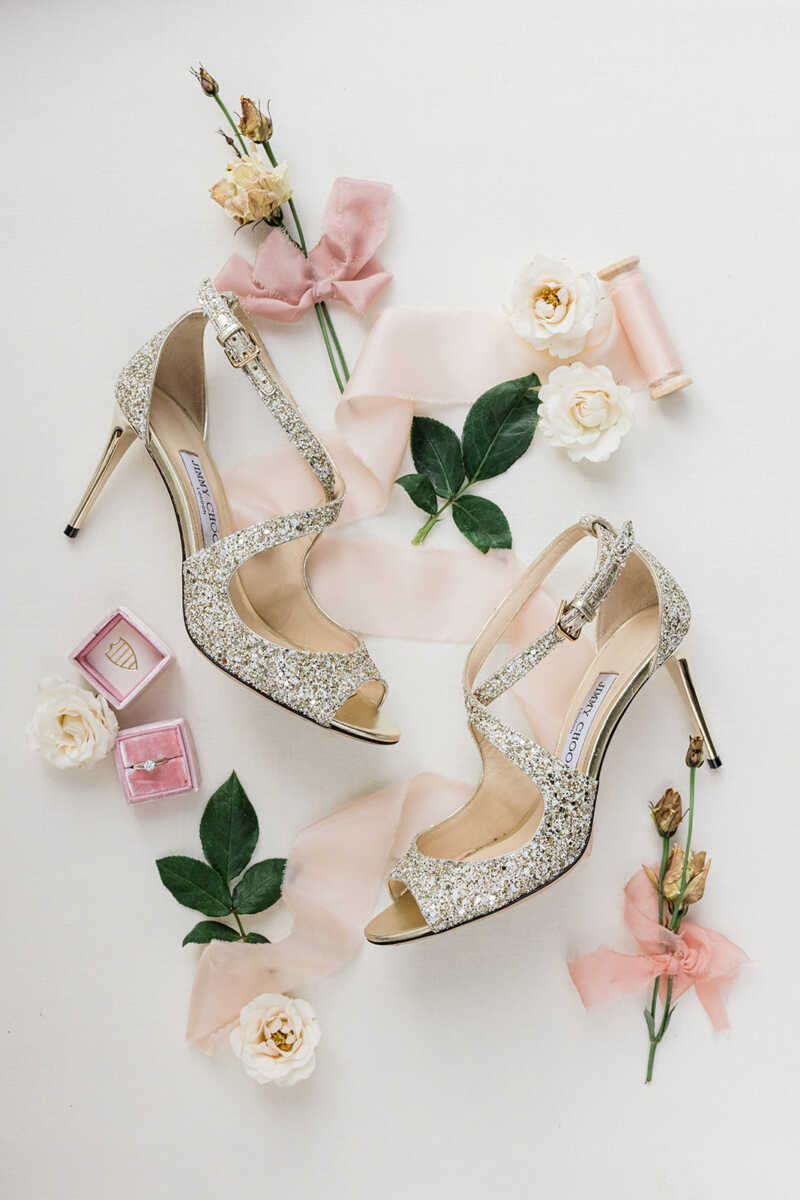 Detailftotos von einer Hochzeit, Blumen, Brautschuhe, Verlobungsring