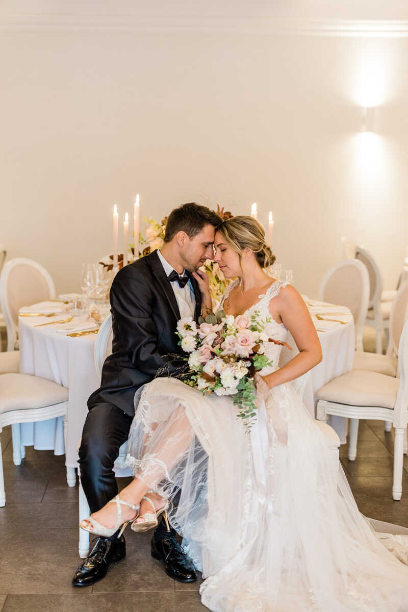 Brautpaar vor einem dekorierten Tisch bei der Hochzeit