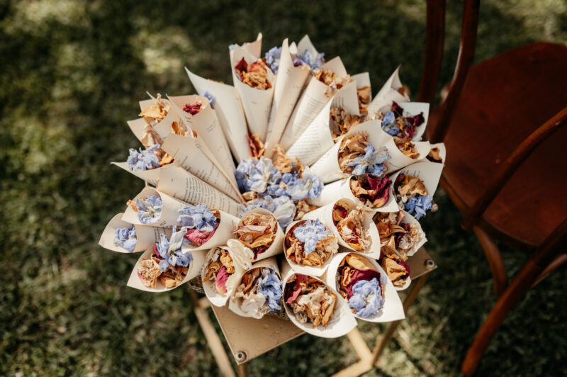 Blütenkonfetti bei freier Trauung in Italien