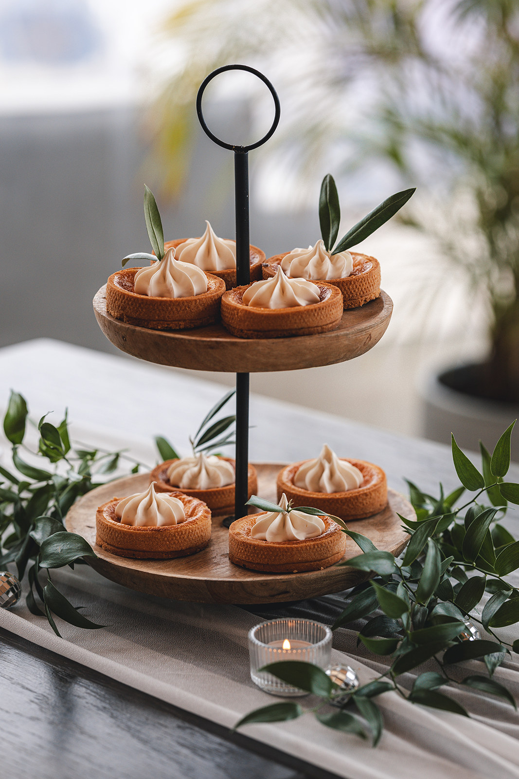 Yasmin bereitet den "sweet table" vor