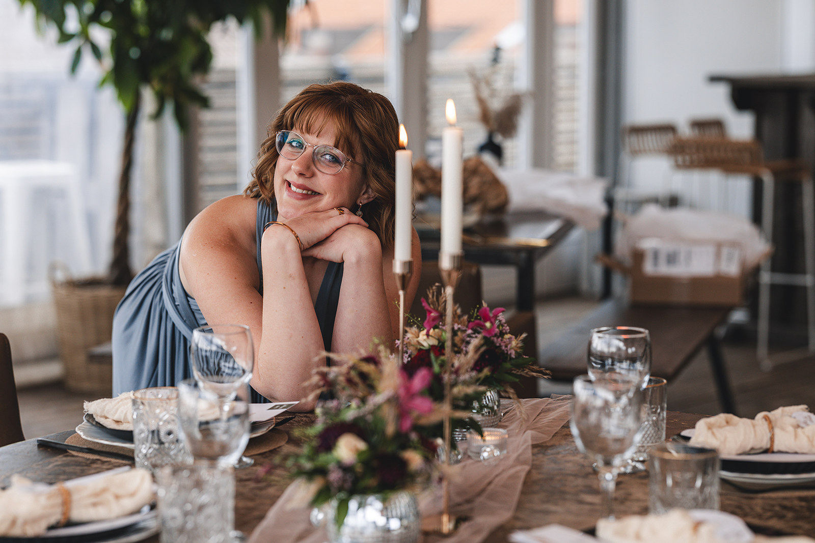 Yasmin am fertig dekorierten Hochzeitstisch