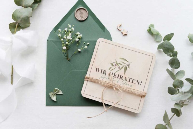 Einladungskarte zur Hochzeit aus echtem Holz vom Hochzeitsplaza Kartenshop
