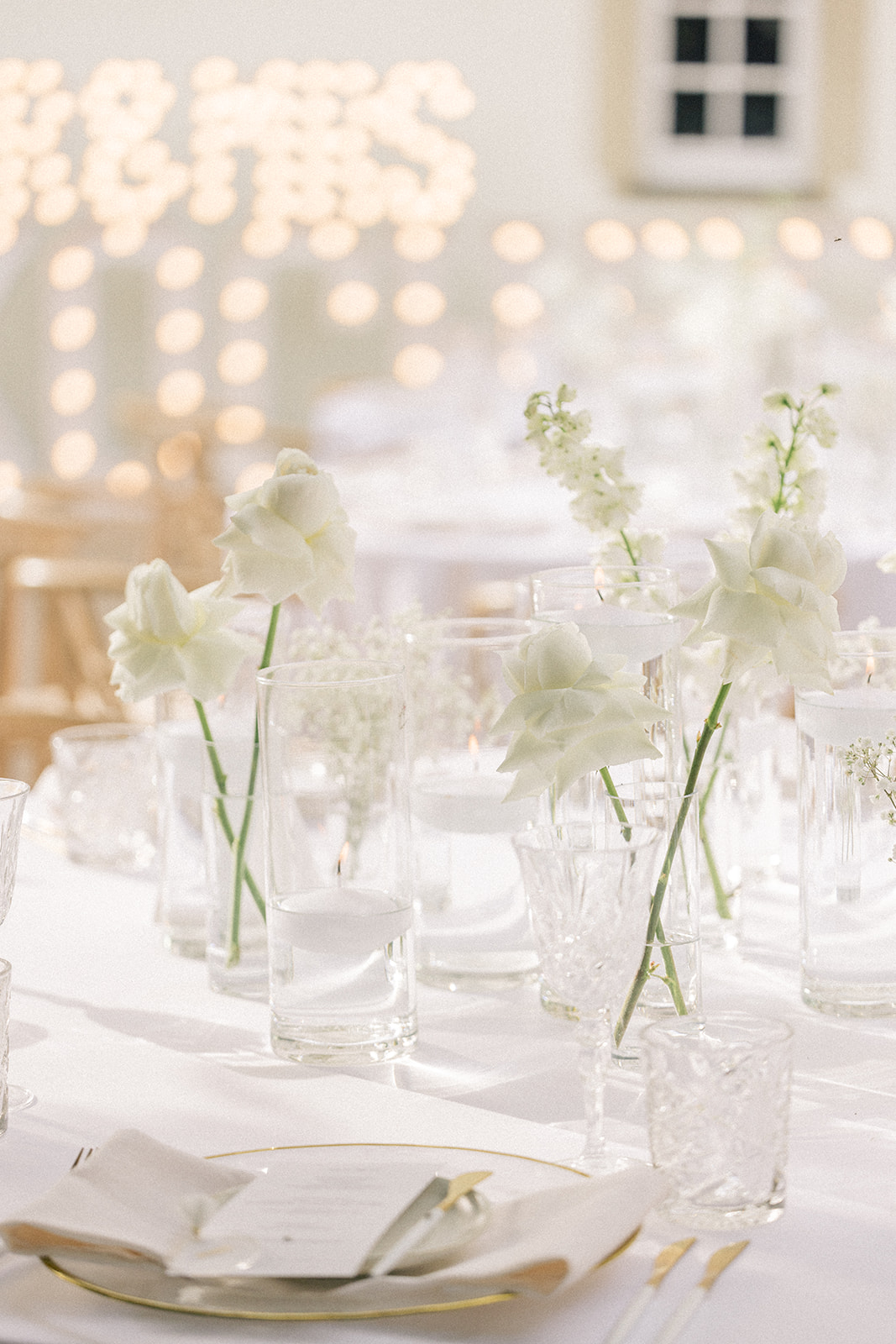 Hochzeitstisch mit Blumen und Leuchtbuchstaben im Hintergrund Hochzeit Schloss Neuhaus Sinsheim Hochzeitsplanerin Britta Stamm