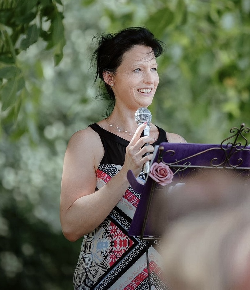 Traurednerin Ina Marose