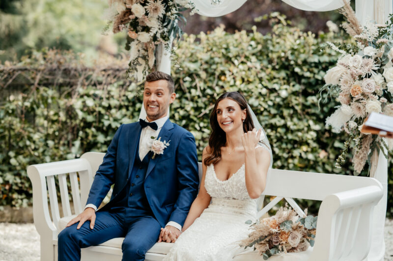 Lachendes Brautpaar während der freien Trauung mit Trauredner Daniel Peulen