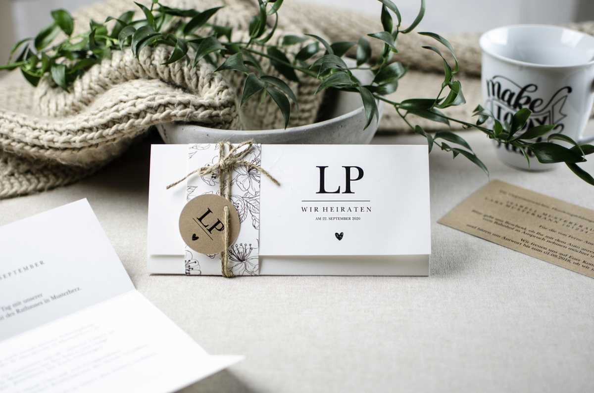 RS2007_Einladung Wickelfalz mit Juteband und Kraftpapieranhänger – Lesely und Peter-scr