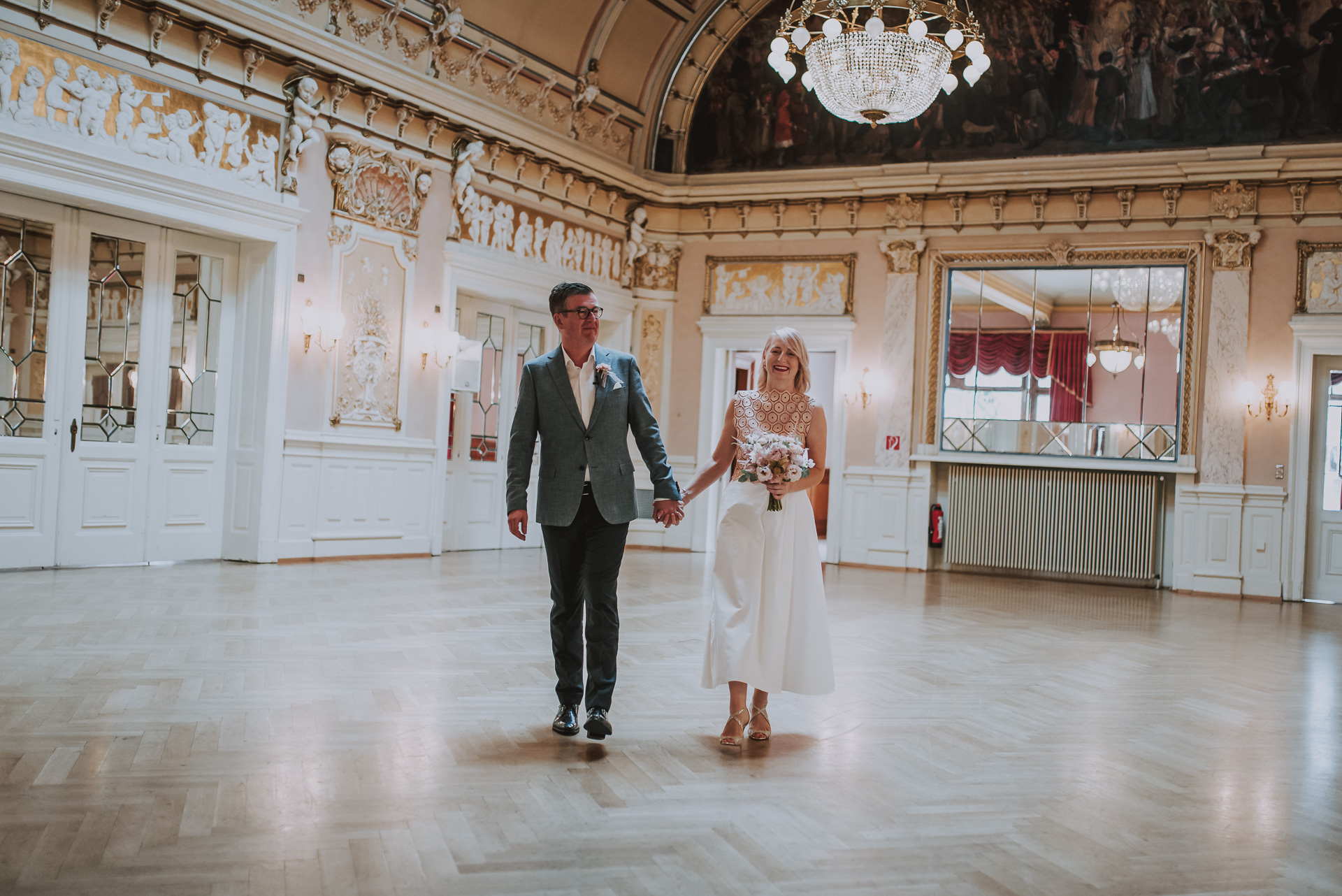 Hochzeitspaar auf dem Weg zur standesamtlichen Trauung in der exklusiven Aussenstelle des Rathauses in Heidelberg