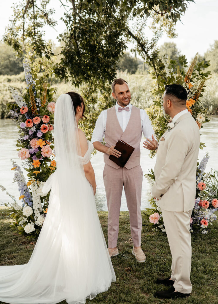 Trauredner Daniel Peulen mit Brautpaar