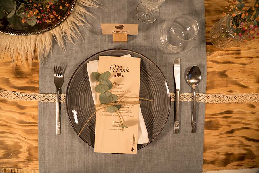 ausgefallene-hochzeitseinladung-Holzmenükarten-hell