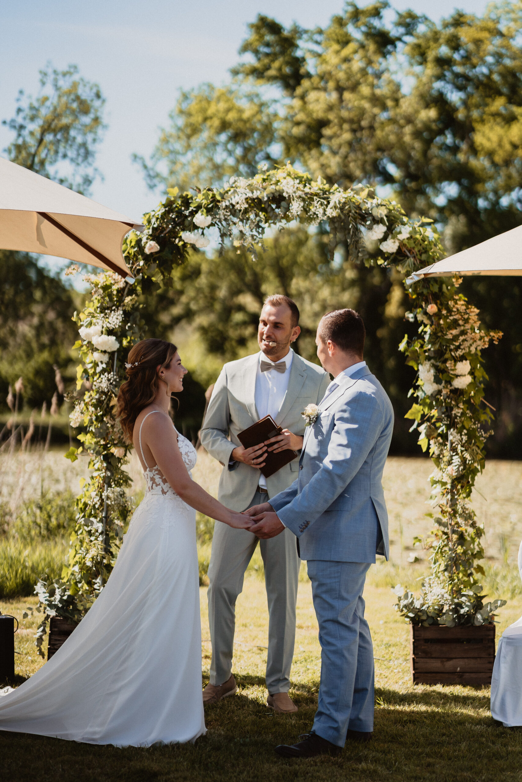 Trauredner Daniel Peulen mit einem Brautpaar während der freien Trauung