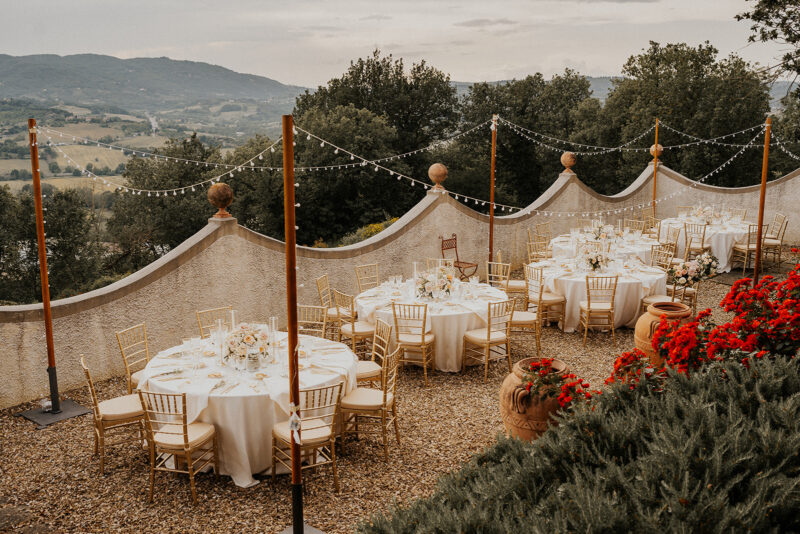 Dekorierte runde Hochzeitstische auf der Terrasse der Villa bei der Hochzeit in der Toskana