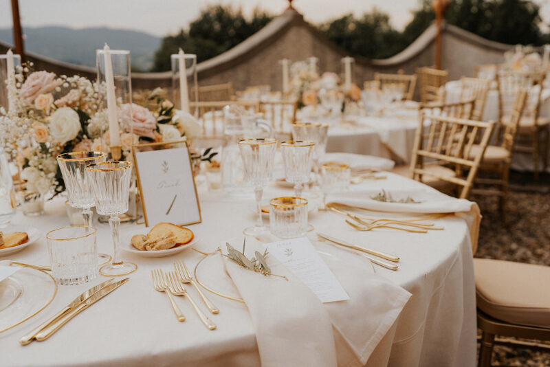 Hübsch dekorierte runde Hochzeitstische beim Dinner Outdoor Setting in der Toskana