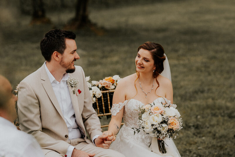 Das glückliche Brautpaar während der freien Trauung bei ihrer Hochzeit in der Toskana