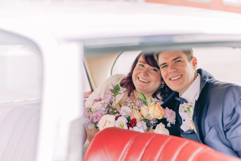 Glückliches Brautpaar nach der standesamtlichen Trauung im Standesamt Speyer in der Altstadt