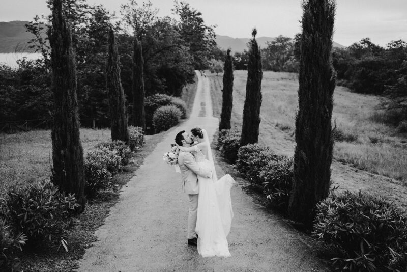 Das glückliche Brautpaar beim Paarshooting eng umschlungen voller Glück bei der Hochzeit in der Toskana