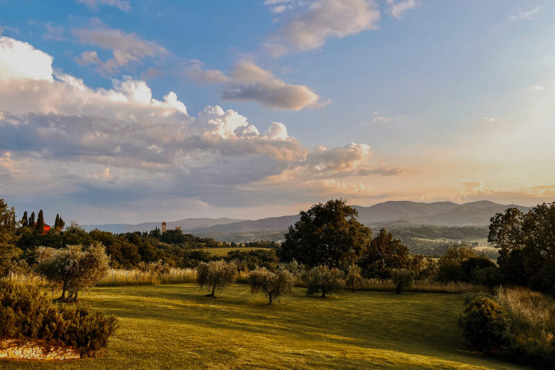 Landschaftsaufnahme der abendenlichen Sonnenuntergangsstimmung bei der Hochzeit in der Toskana