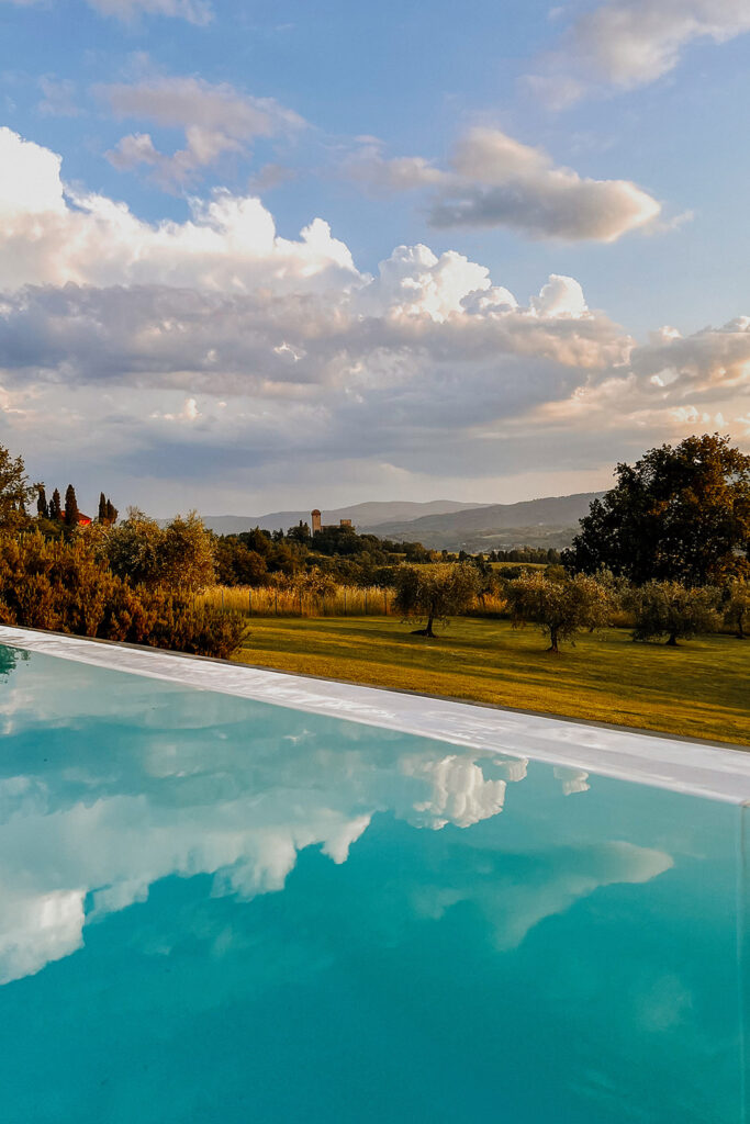Ein Blick vom Pool aus in die romantische Landschaft in der Toskana mit Olivenhain