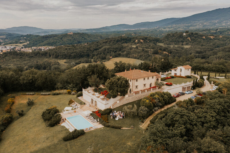 Luftaufnahme einer Villa für eine Hochzeit in der Toskana mit Olivenhain, Pool und weitläufigem Anwesen