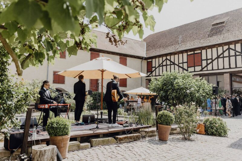 Ein lauschiges Plätzchen für den Aperitif im Hofgut Heidesheim mit Live Musik begleitet.