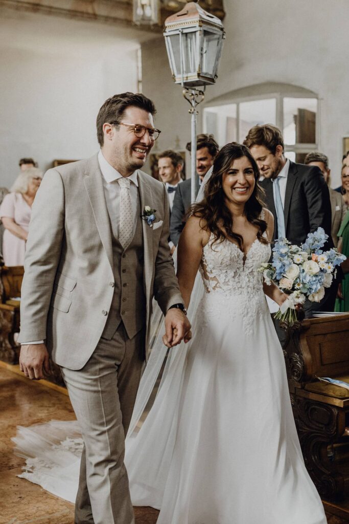 Sarah & Jakob beim Einzug in der Kirche.