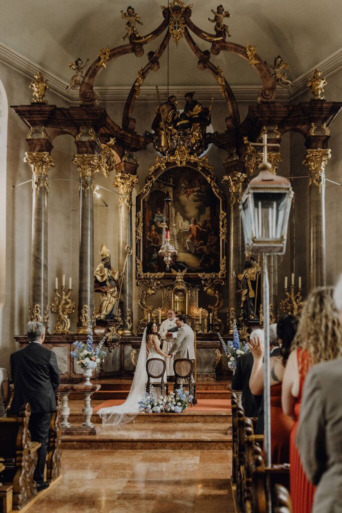 Sarah & Jakob während der kirchlichen Trauung fröhlich lachend.