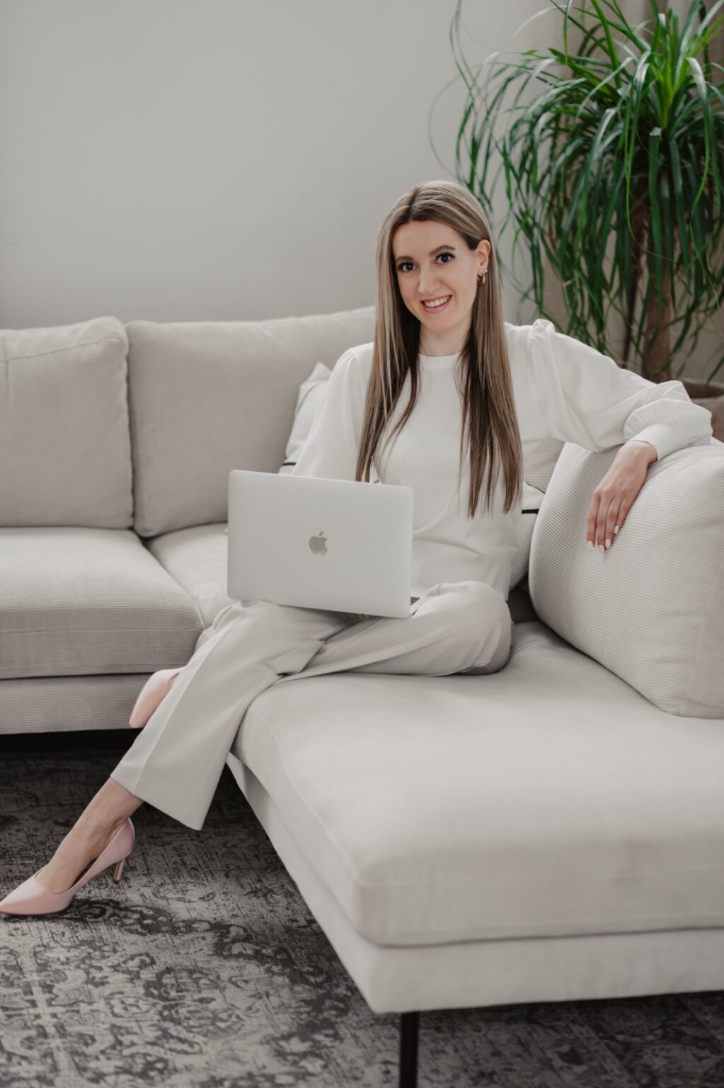 Hochzeitsplanerin arbeitet am Laptop, bietet Planungshilfe bei der Hochzeit.