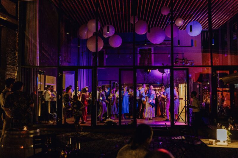 Hochzeitstanz und Party fanden im Innenbereich des Hofguts statt. 