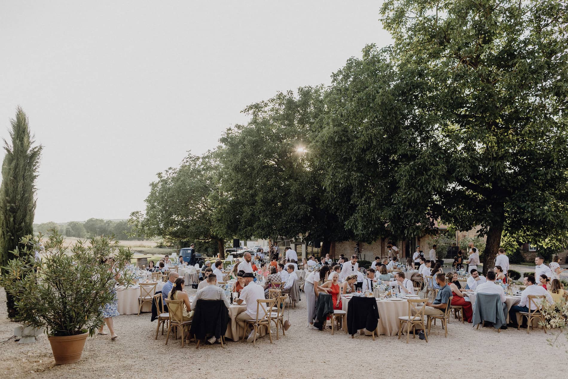 Abendstimmung beim Outdoor Dinner im Hofgut Heidesheim.