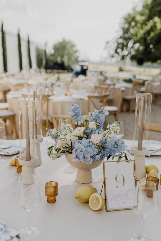 Hochzeitsfloristik, Hochzeitspapeterie und die liebevollen Details auf den wunderschön dekorierten Hochzeitstischen.